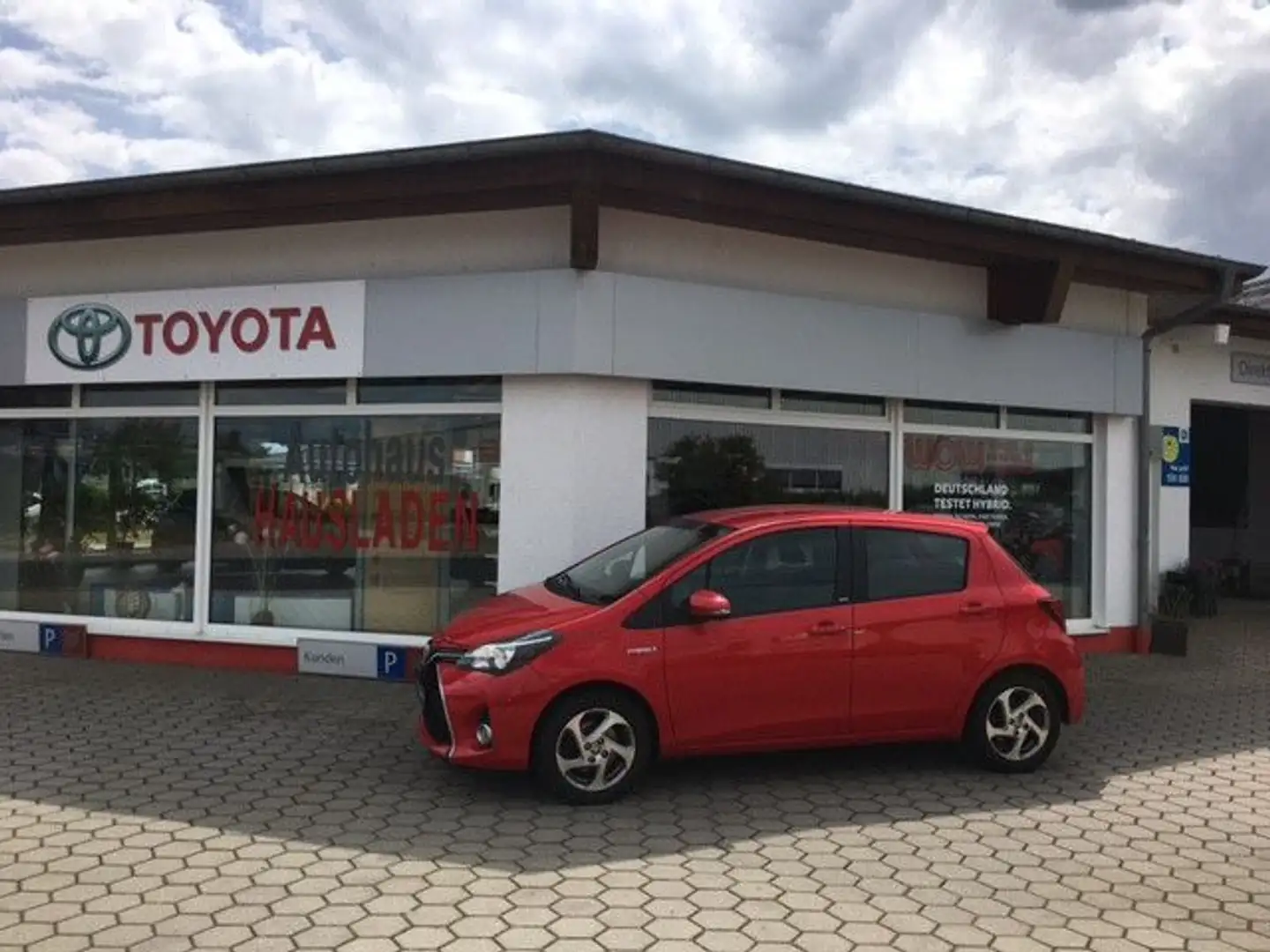 Toyota Yaris Edition-S Hybrid Rood - 1