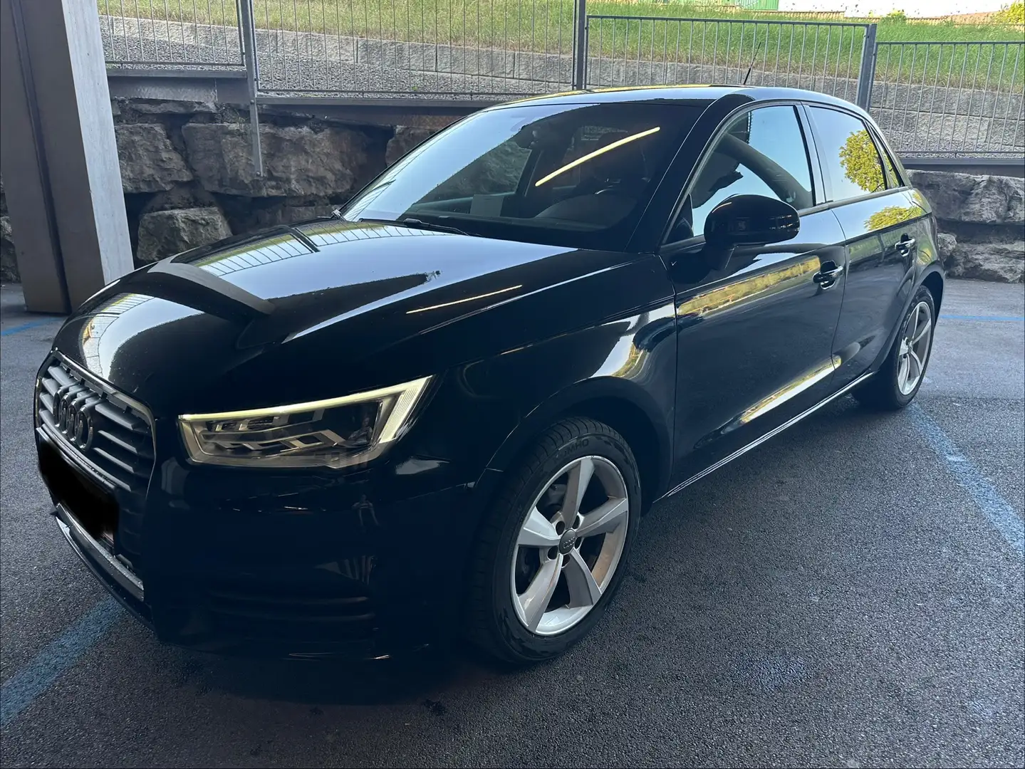 Audi A1 A1 SB 1,0 TFSI intense intense Schwarz - 1