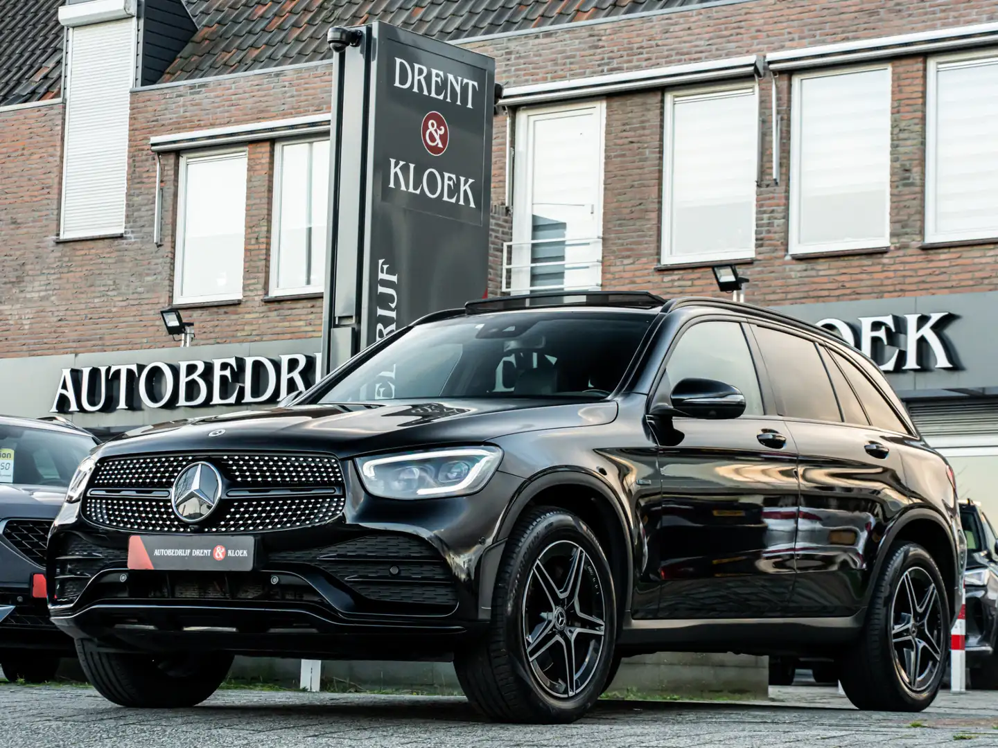 Mercedes-Benz GLC 300 300e 4MATIC Business Solution AMG ORG NL PANO BURM Zwart - 1