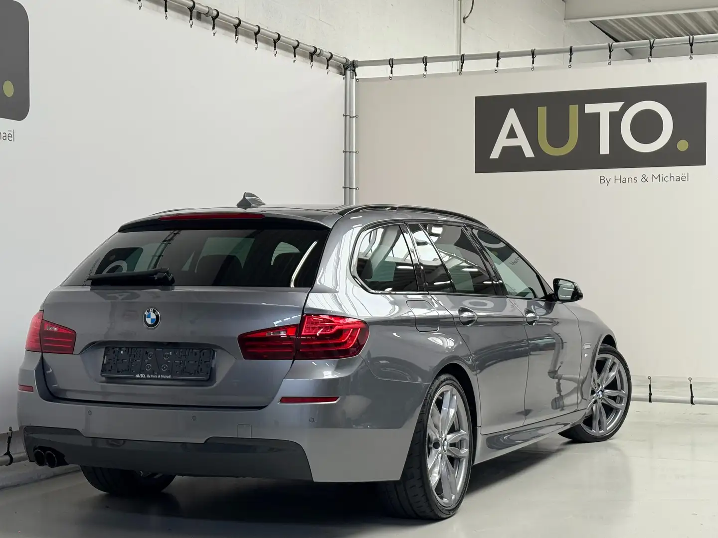 BMW 520 Touring dAS M-PACK *FULL*1eEIGN*PANO*CAMERA* Grijs - 2
