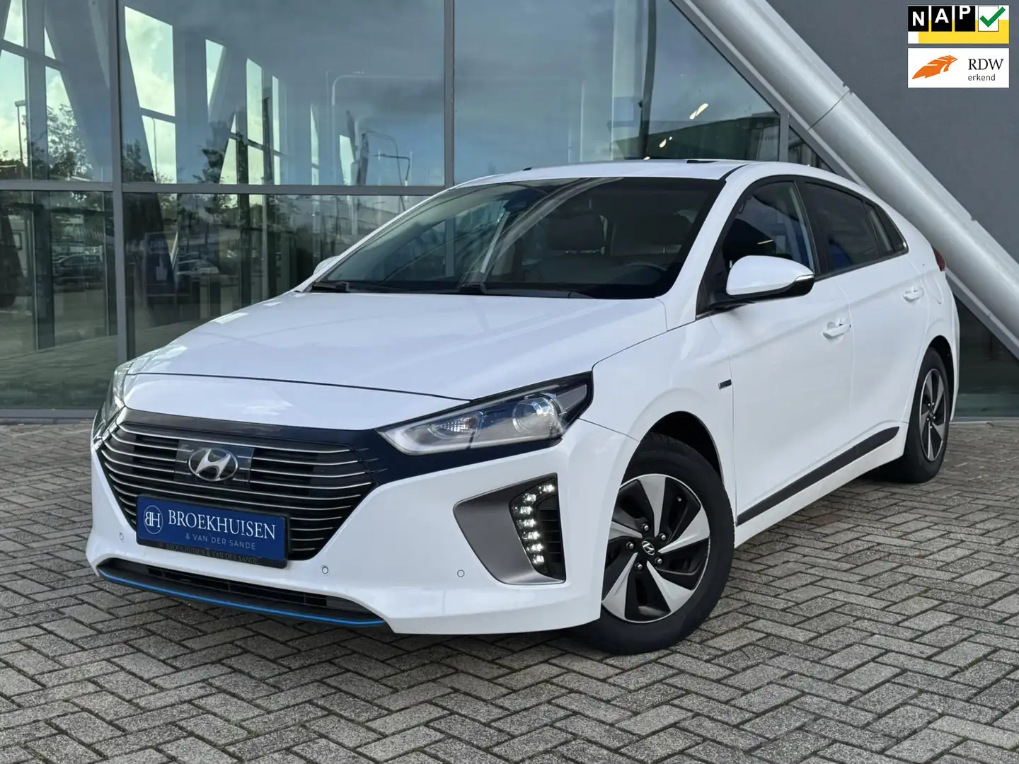 Hyundai IONIQ 1.6 GDi First Edition 141pk Camera / Panoramadak / Blanco - 1
