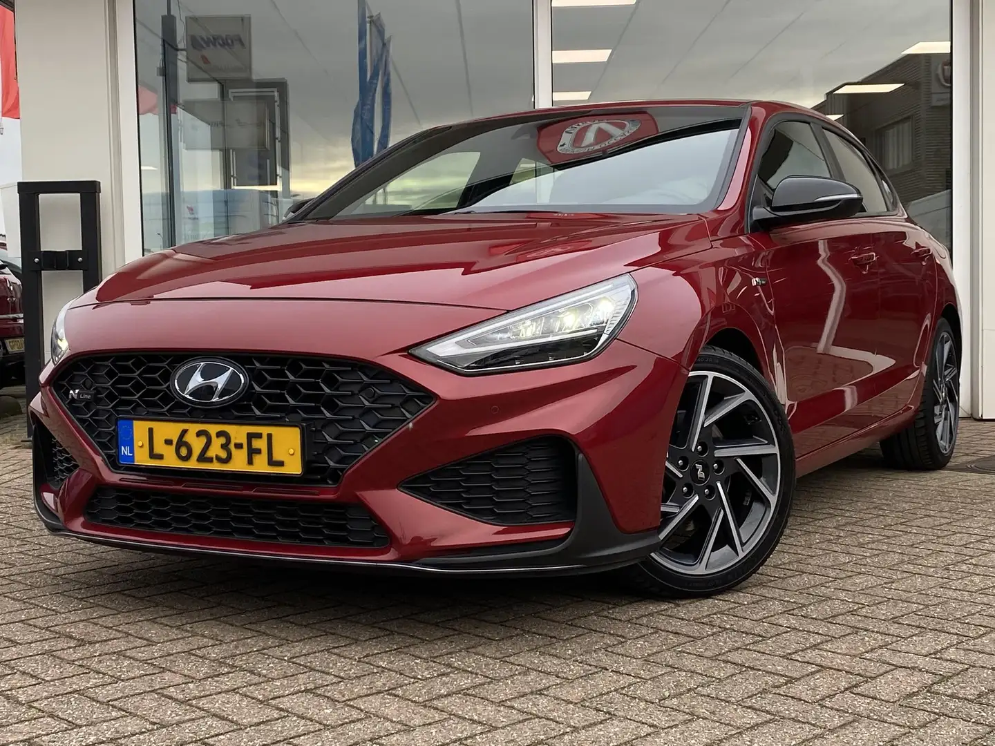 Hyundai i30 Fastback 1.5 T-GDi MHEV N Line Stoelverwarming, na Rood - 2