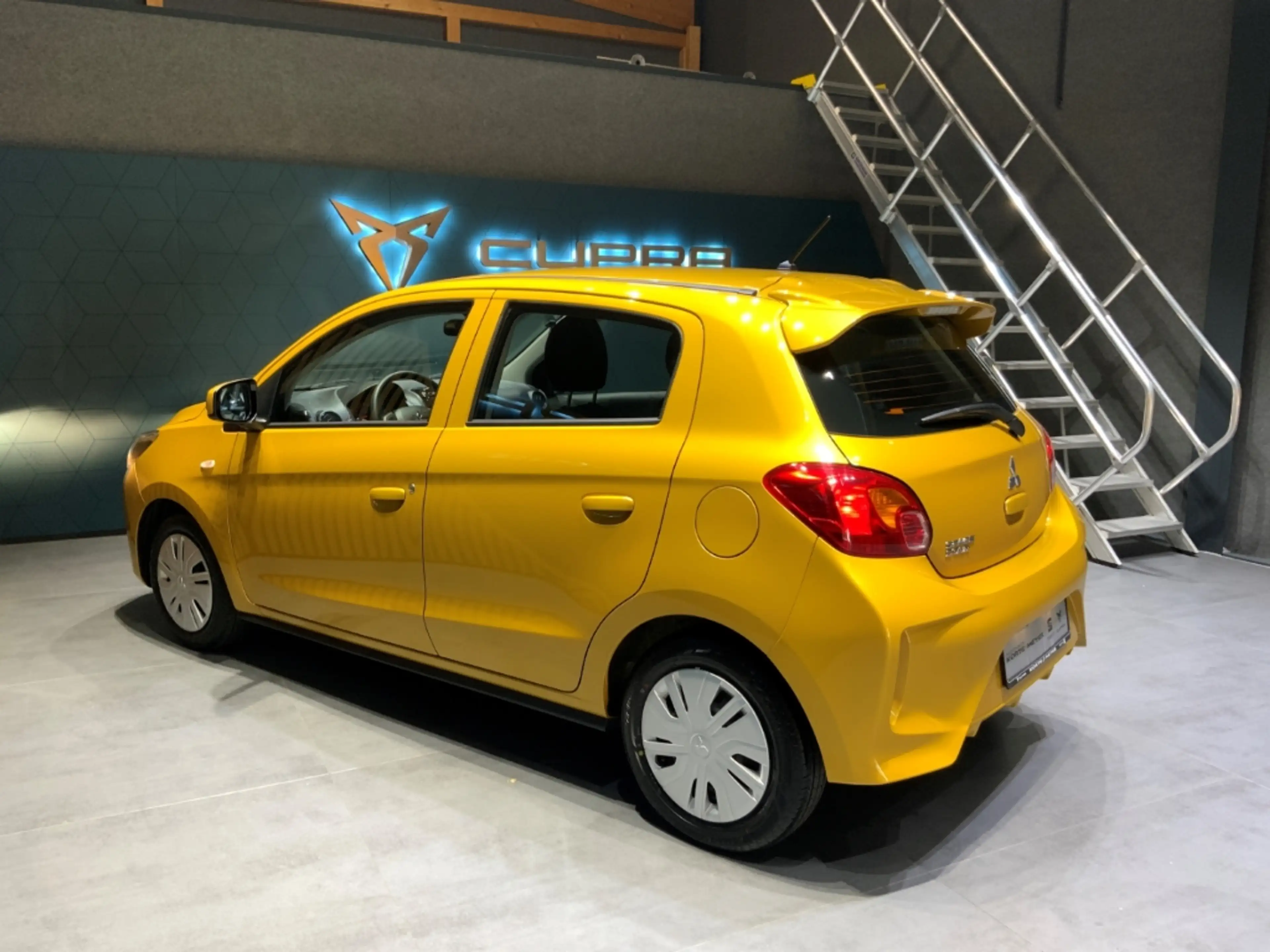 Mitsubishi Space Star Select 1.2 5-Gang+Navi — photo 5