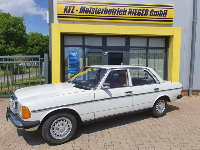 Mercedes-Benz 200 W123