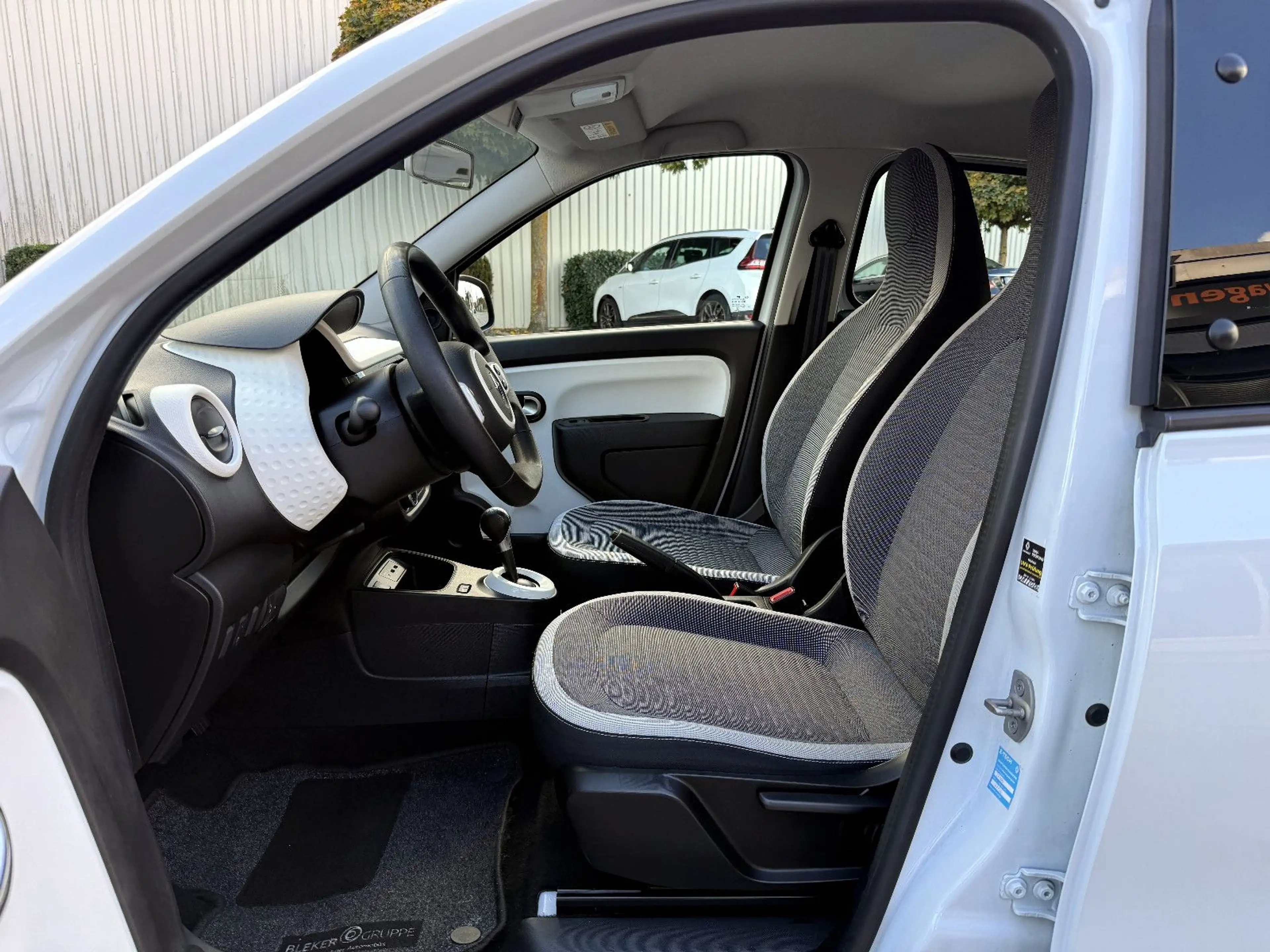 Renault Twingo Zen Electric 21kWh CarPlay KLIMA DAB MFKL — photo 6