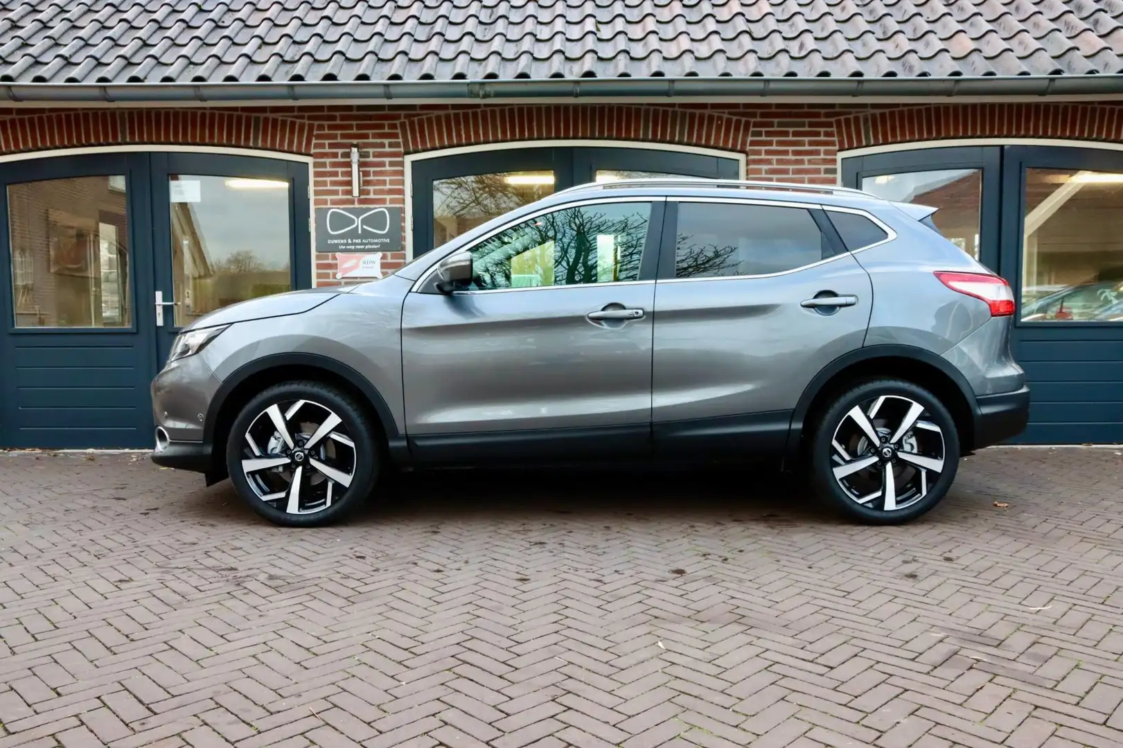 Nissan Qashqai 1.2 Tekna | PANORAMA | NAVIGATIE | 360 CAMERA | CR Grau - 2