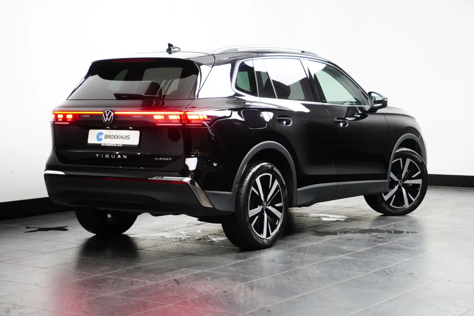 Volkswagen Tiguan 1.5 eHybrid Elegance 204pk 360 Camera | Panorama d Noir - 2