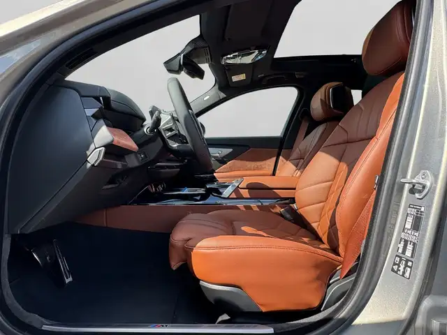 BMW 7 Series view 15