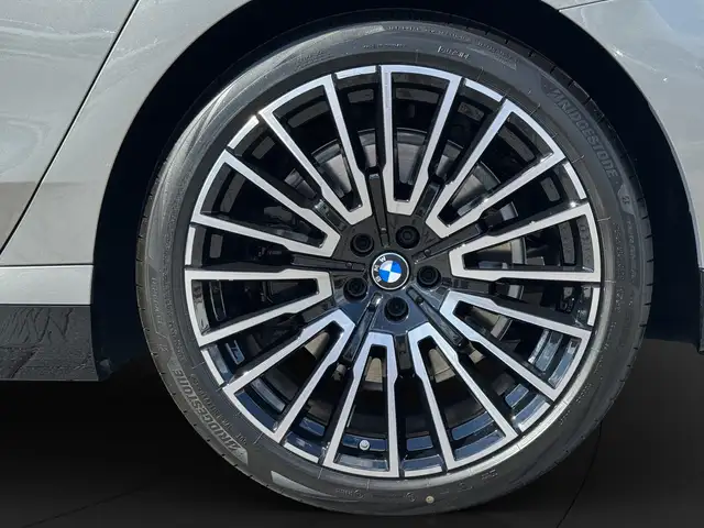 BMW 7 Series view 12