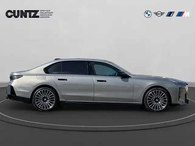 BMW 7 Series view 4