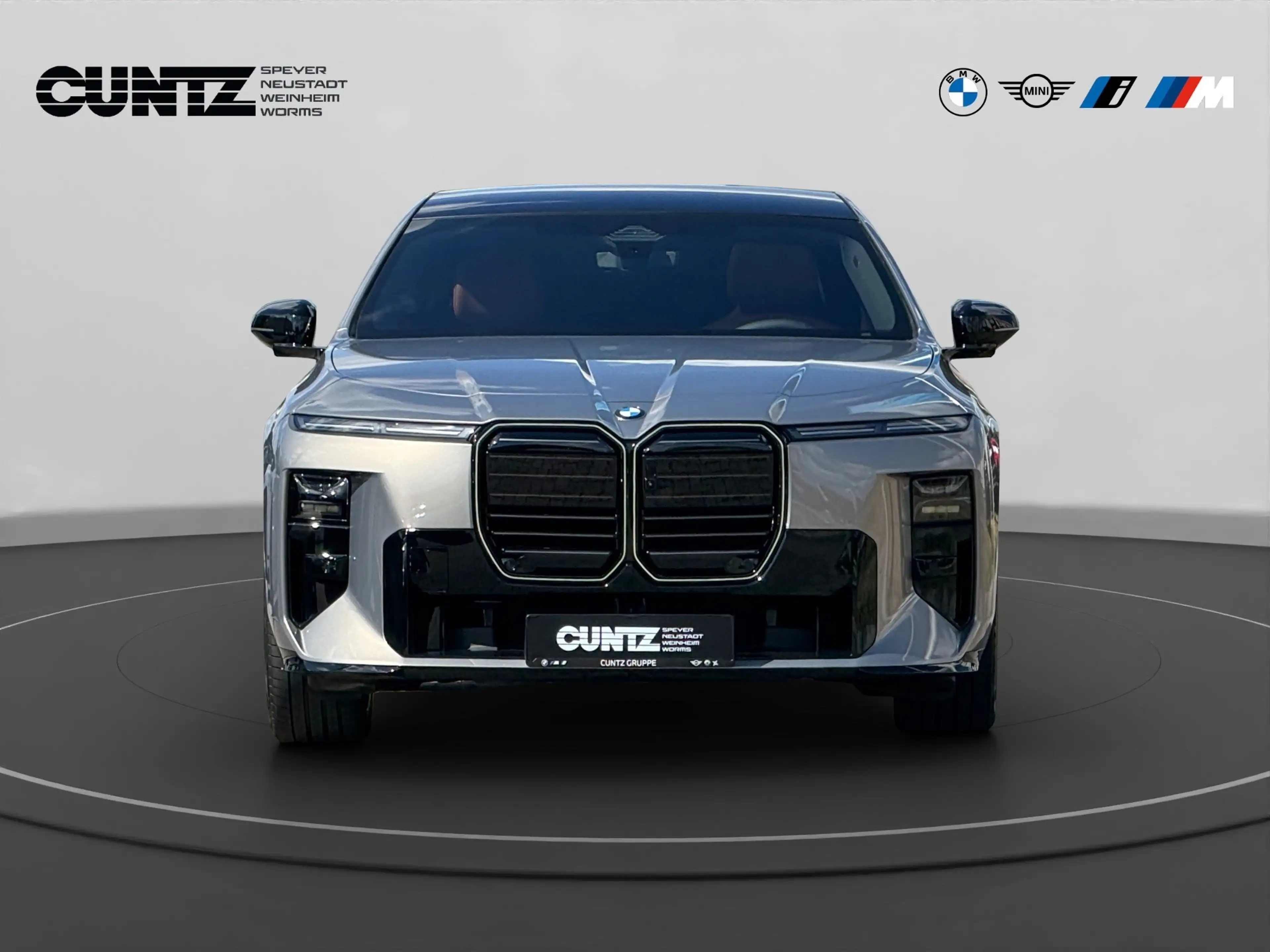 BMW 740 xDrive Limousine — photo 2