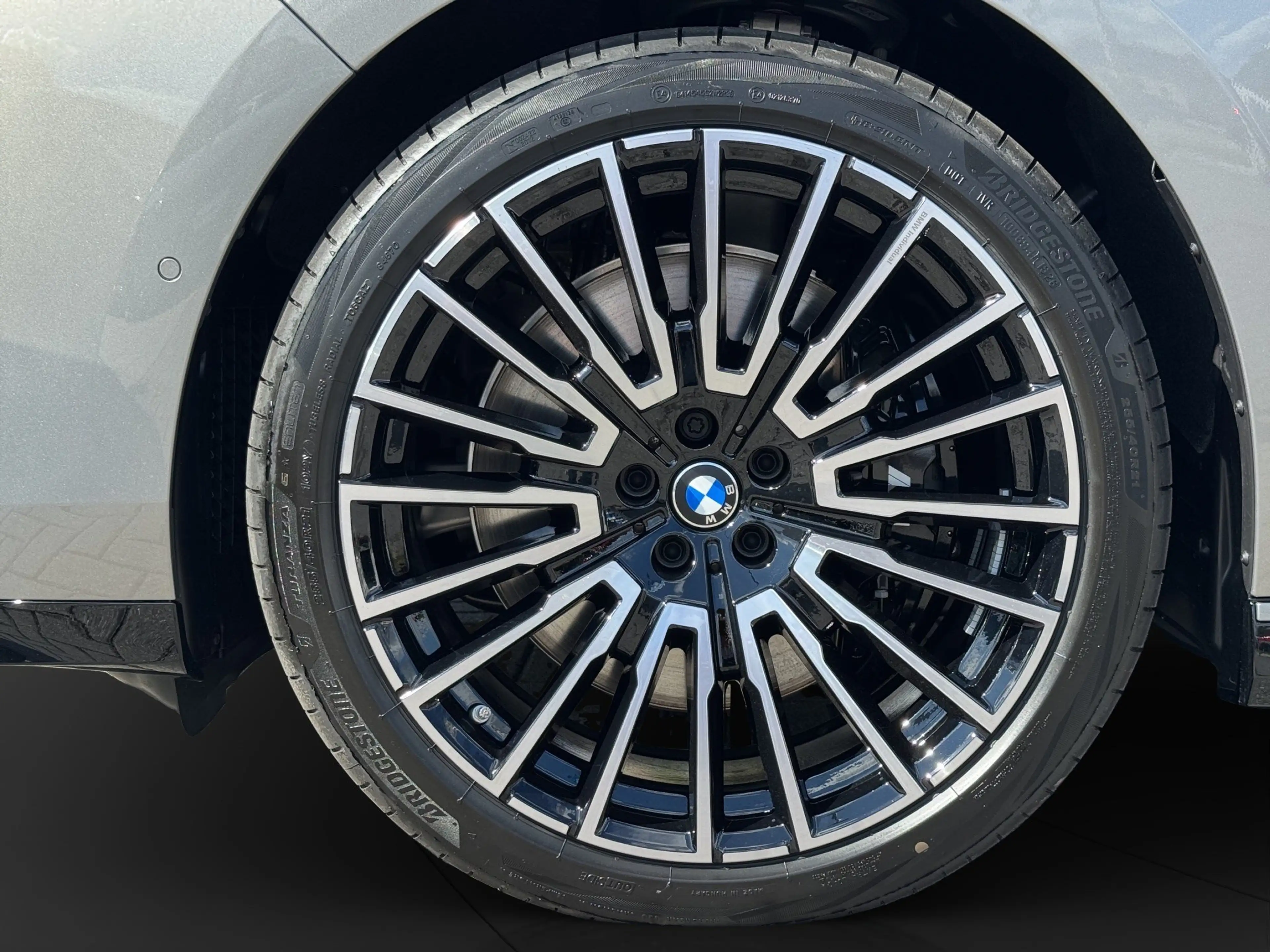 BMW 740 xDrive Limousine — photo 14