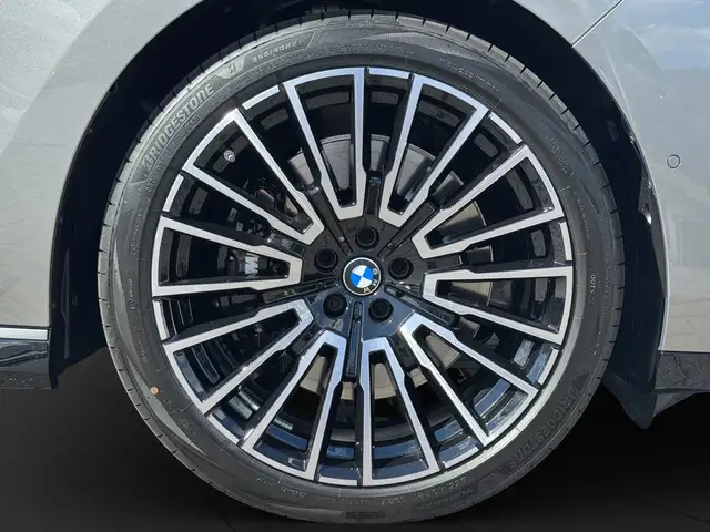 BMW 7 Series view 11