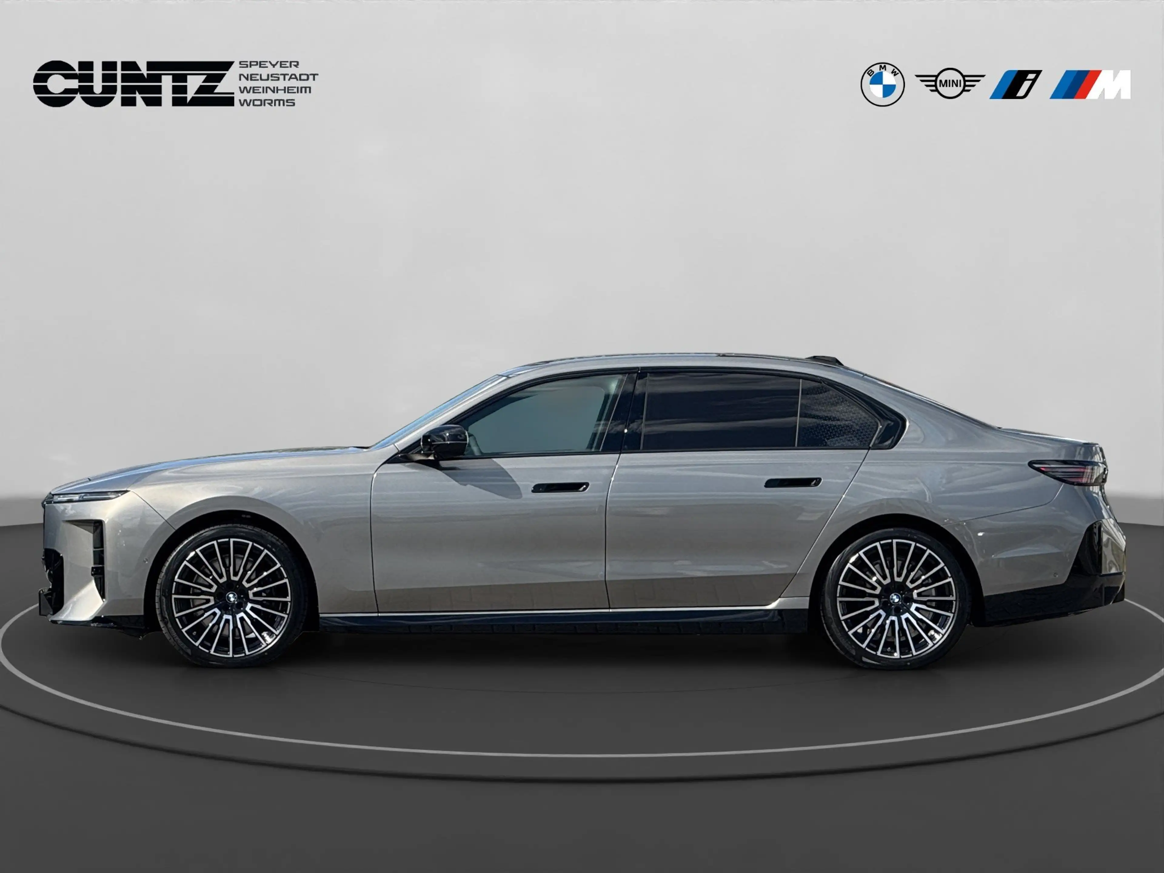 BMW 740 xDrive Limousine — photo 8