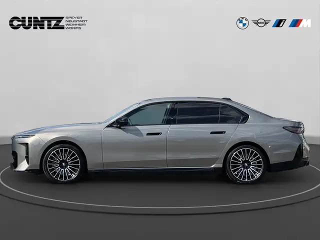 BMW 7 Series view 8