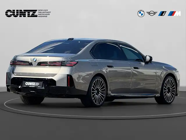 BMW 7 Series view 5