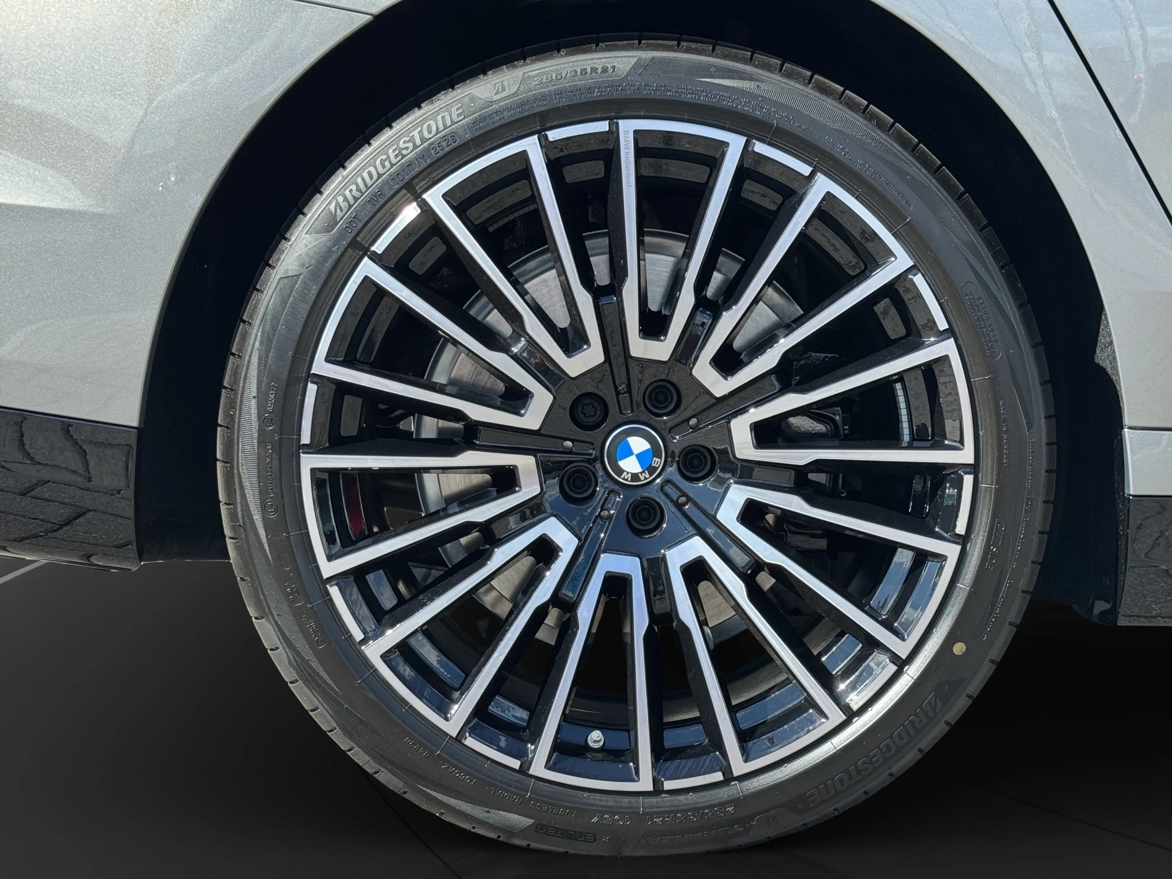 BMW 740 xDrive Limousine — photo 13