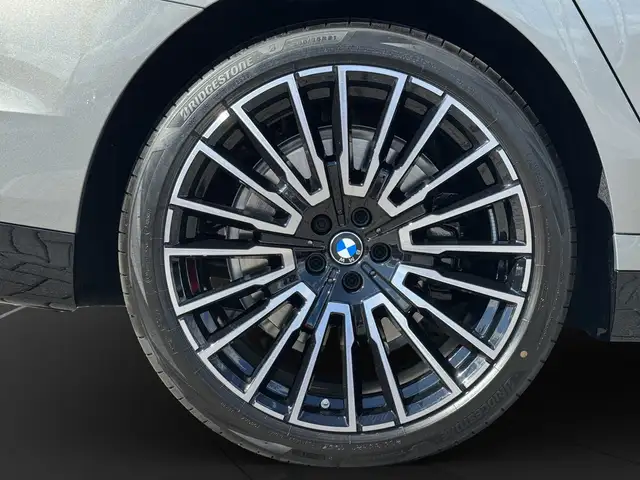 BMW 7 Series view 13