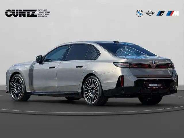 BMW 7 Series view 7