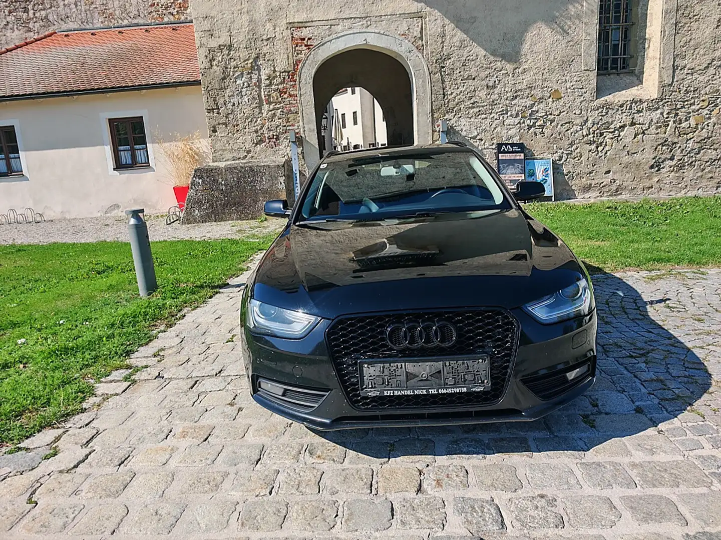 Audi A4 Avant 2,0 TDI Ultra Intense Schwarz - 1