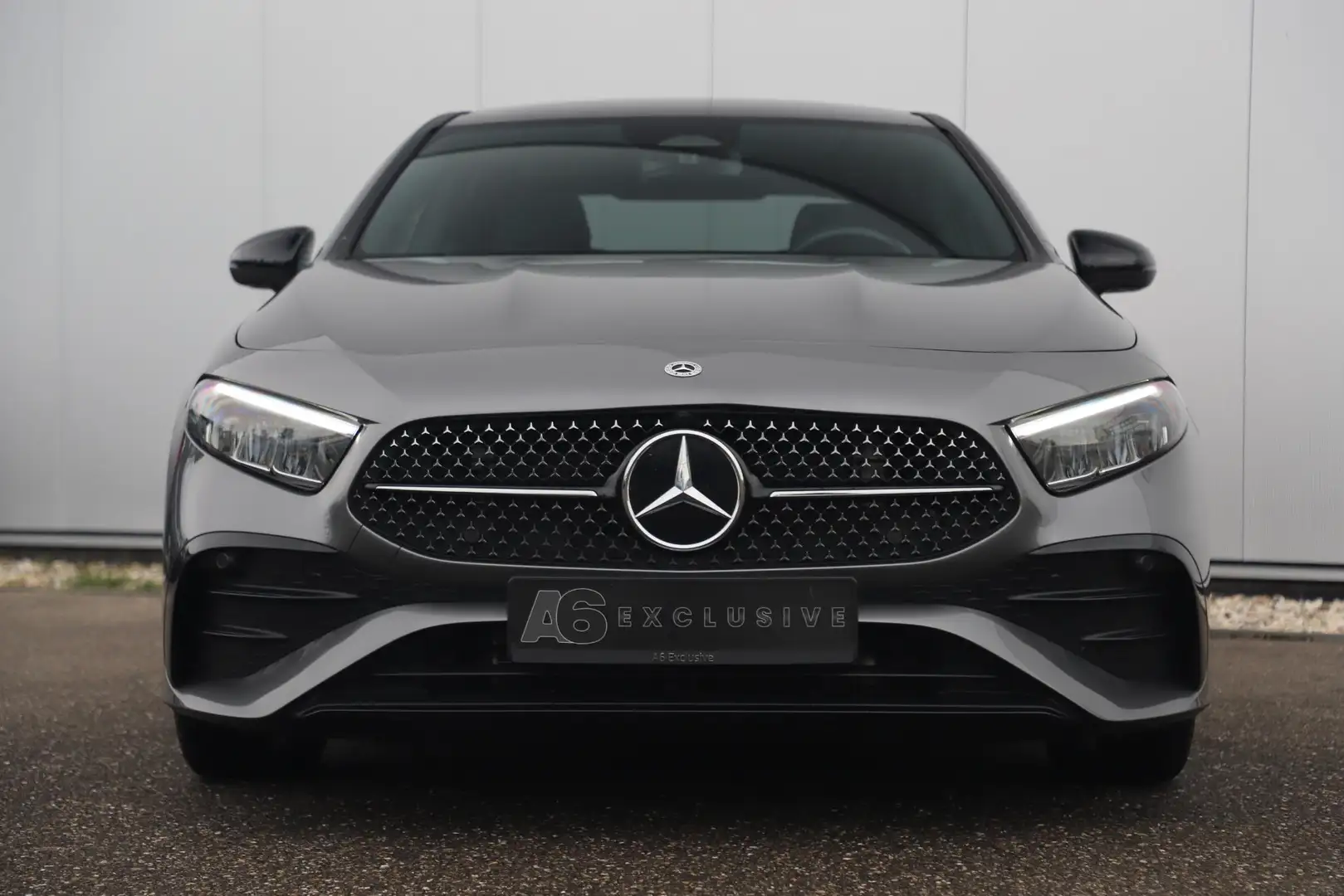 Mercedes-Benz A 180 AMG Line Night Pakket Automaat Panoramadak 19 inch Grijs - 2