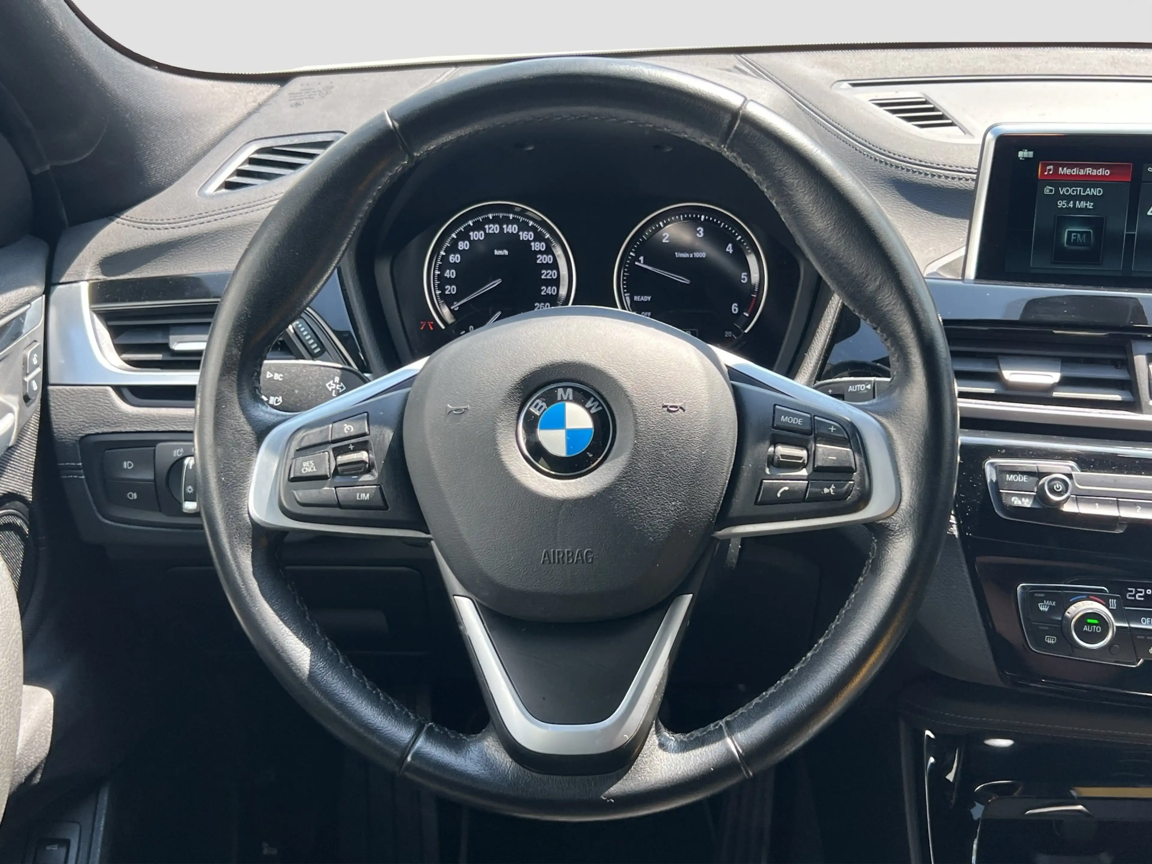 BMW X2 xDrive18d LED SpurAss HUD Navi RFK Sportsitz — photo 13