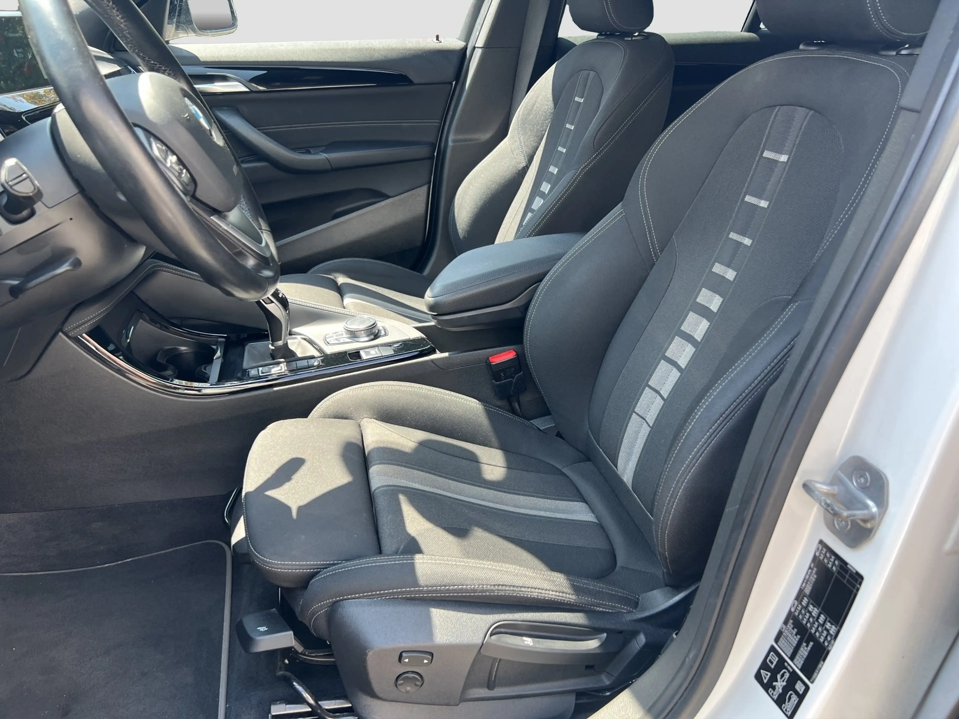 BMW X2 xDrive18d LED SpurAss HUD Navi RFK Sportsitz — photo 11