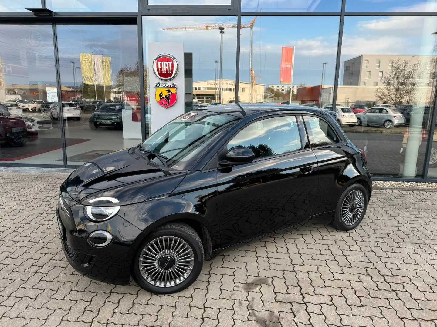 Fiat 500e 23,8 kW Action+Parksensoren, Radio, Komfort Zwart - 1