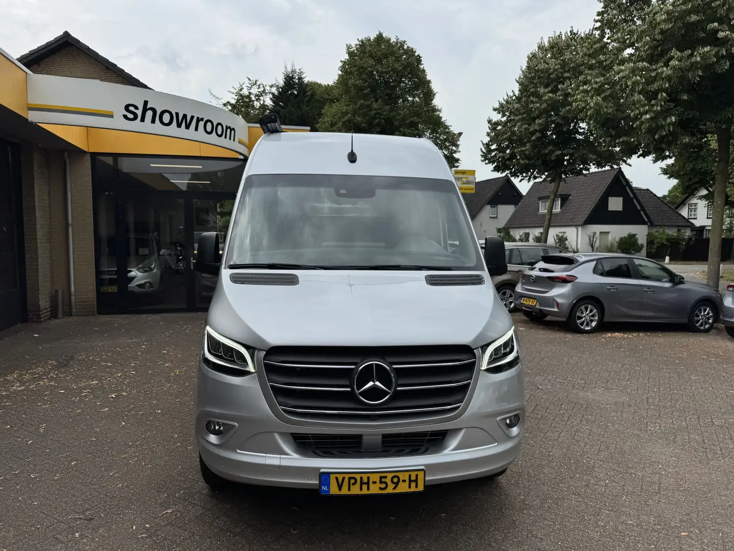 Mercedes-Benz Sprinter 319 3.0 CDI L3H2 Camper Automaat Luchtvering 360Ca Grijs - 2