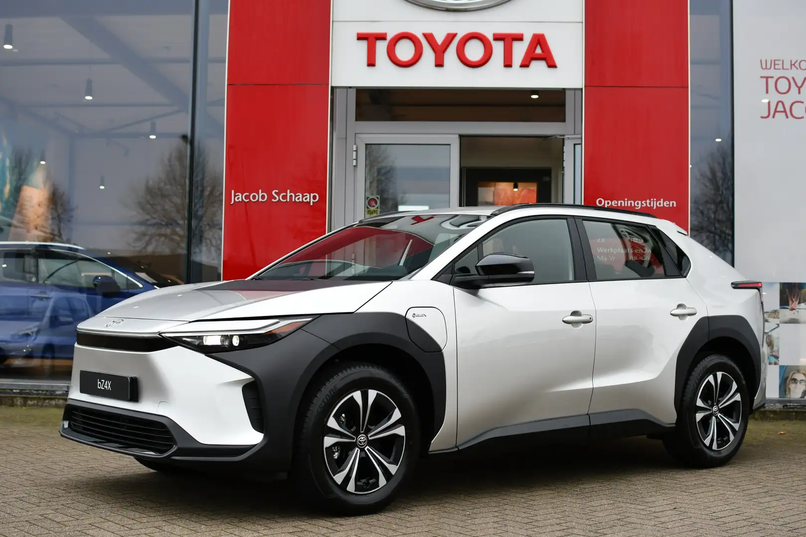Toyota bZ4X Active 71 kWh Automaat 204pk | ACTIEPRIJS | Warmte Zilver - 1