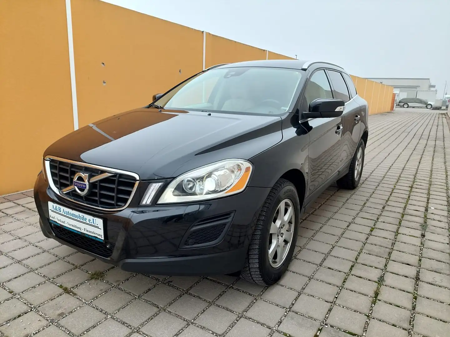 Volvo XC60 D4 AWD Summum Finanzierung möglich Schwarz - 1