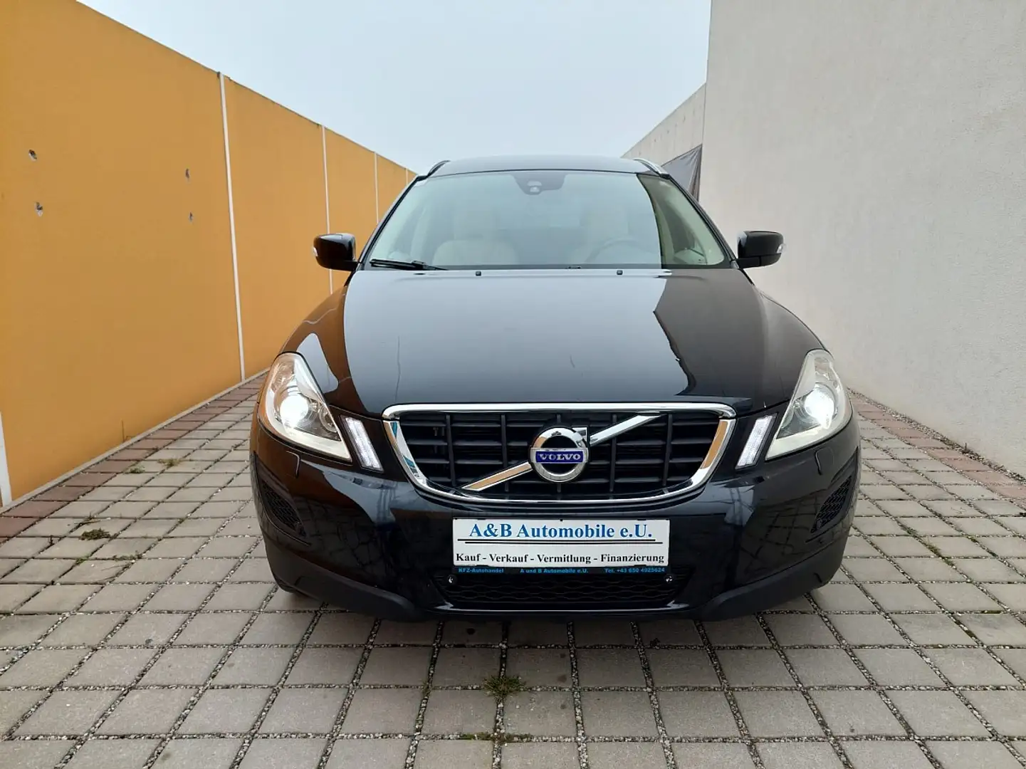 Volvo XC60 D4 AWD Summum Finanzierung möglich Schwarz - 2