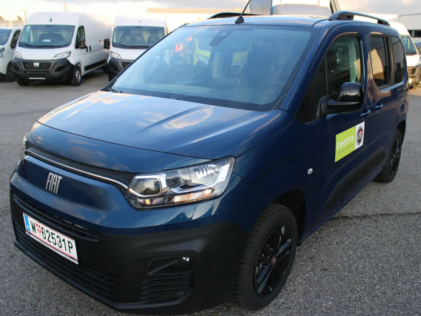 Fiat Doblo Launch Edition Blau - 1