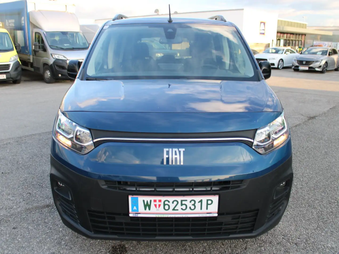 Fiat Doblo Launch Edition Blau - 2