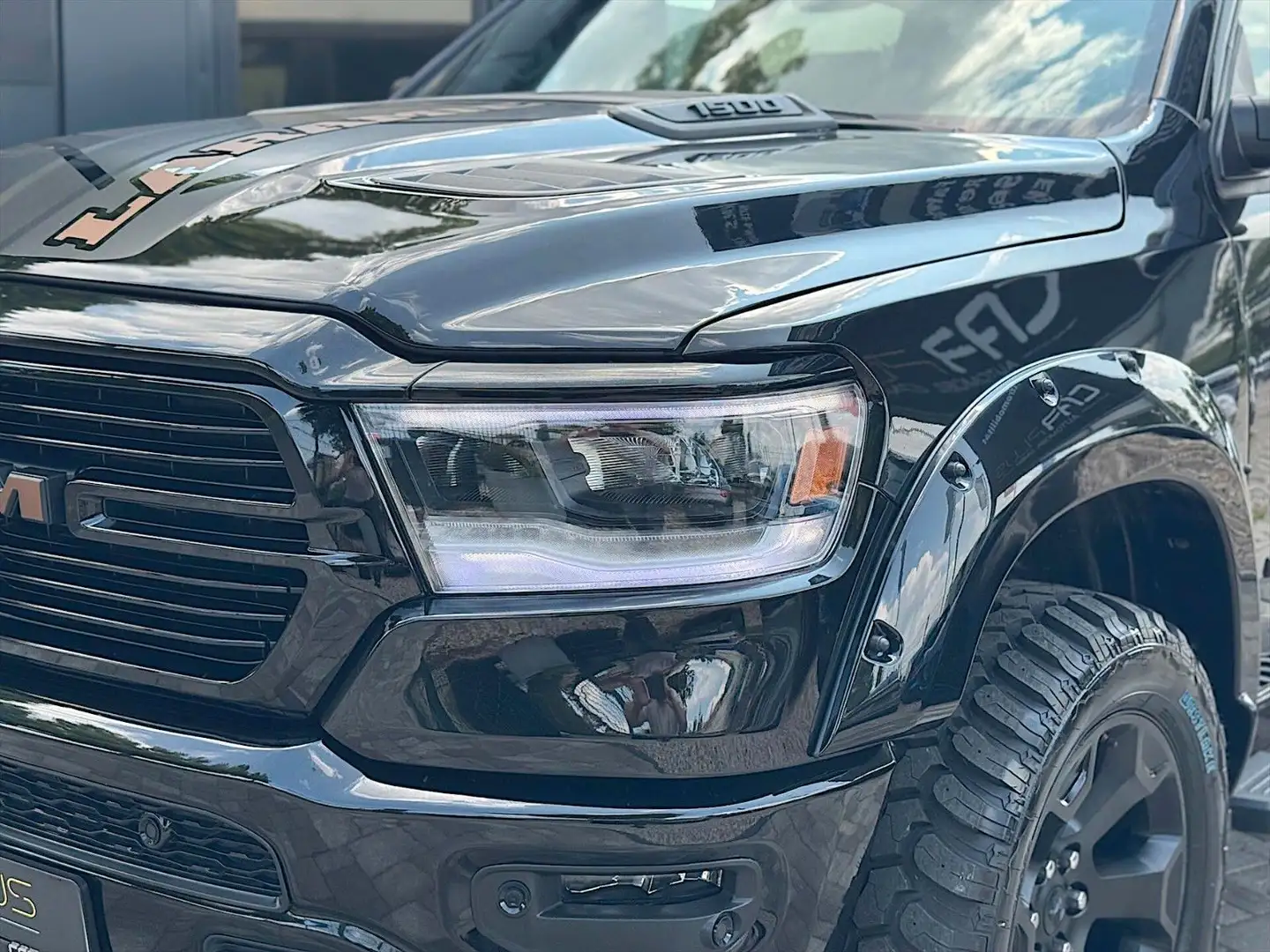 Dodge RAM 5.7 V8 HEMI LARAMIE Night 4x4 eTorq  Tesla Чорний - 2