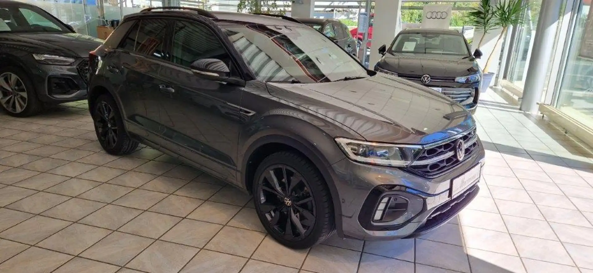 Volkswagen T-Roc R-Line 1,5TSI DSG Black-Style AHK Matrix beats APP-Connect Grau - 2
