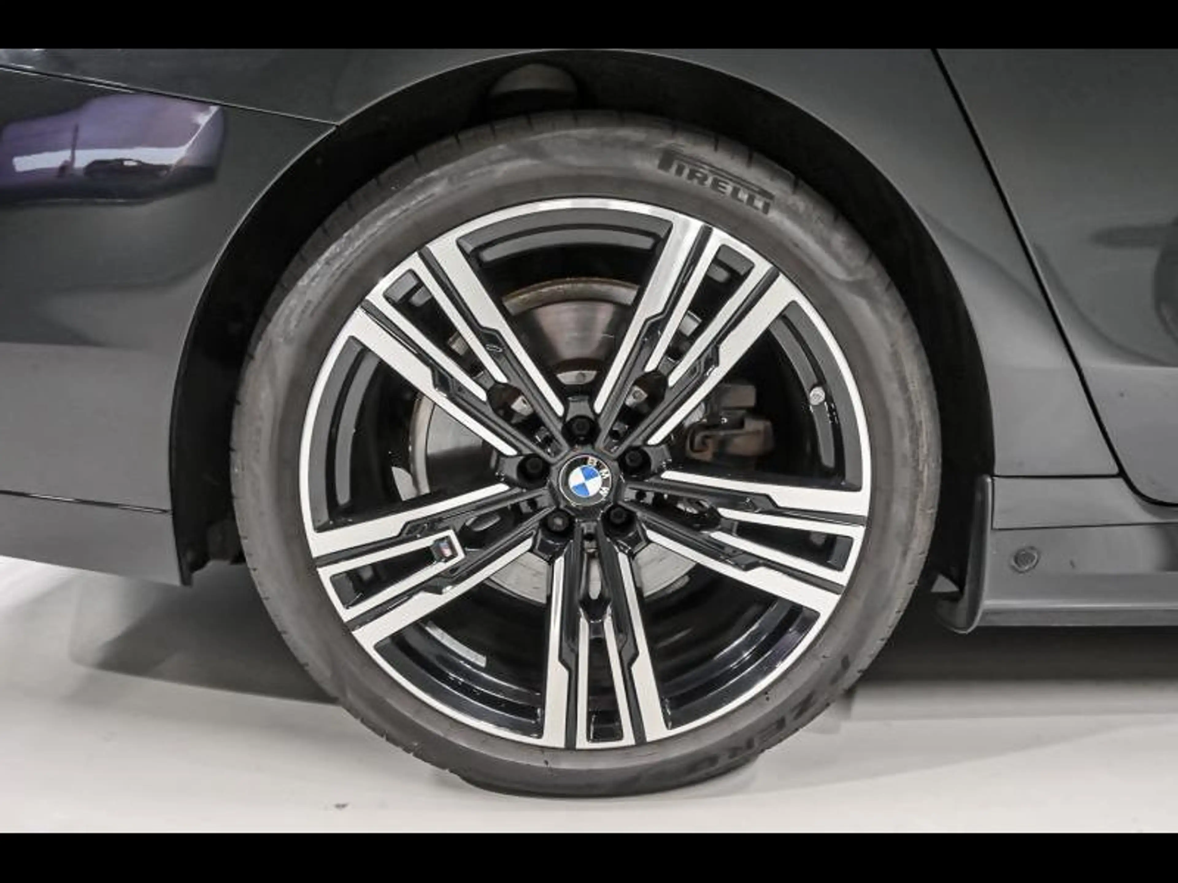BMW i7 xDrive60 - M Pack — photo 8