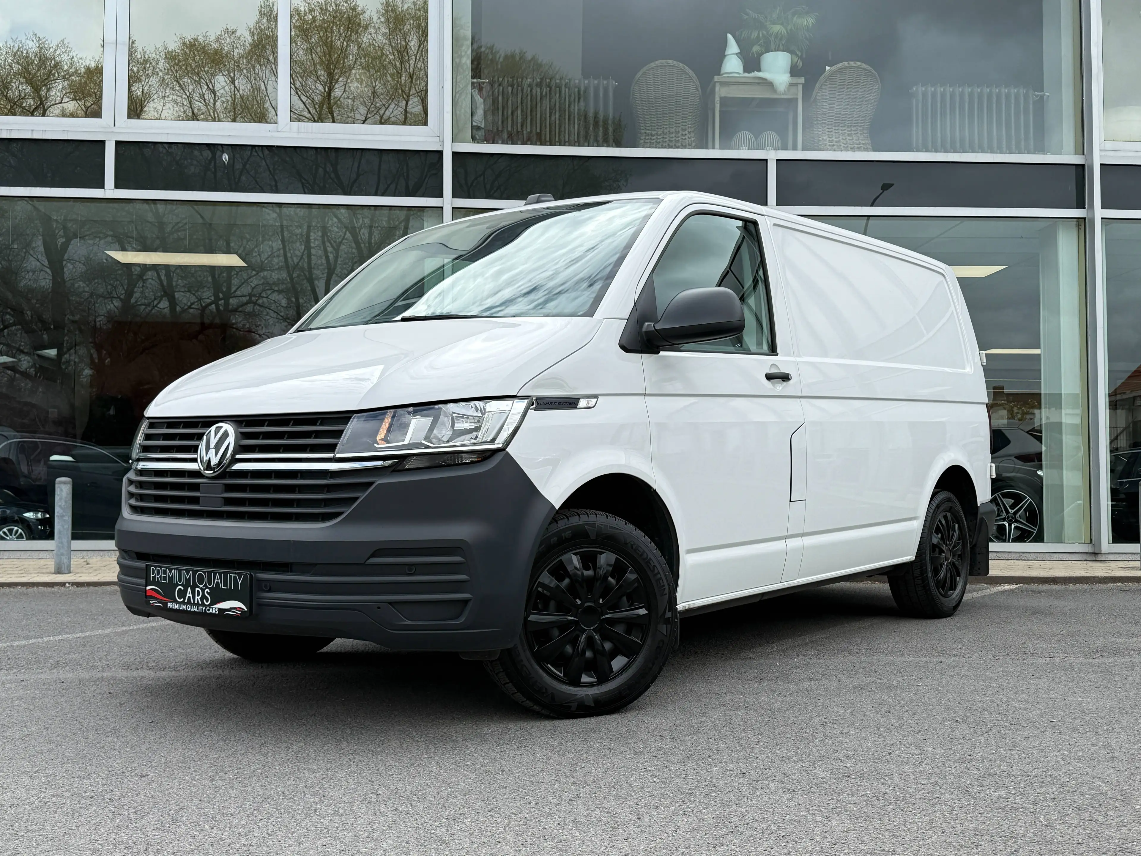 Volkswagen T6.1 Transporter AUTOMAAT / CARPLAY / TREKHAAK / AIRCO / SENSOREN /
