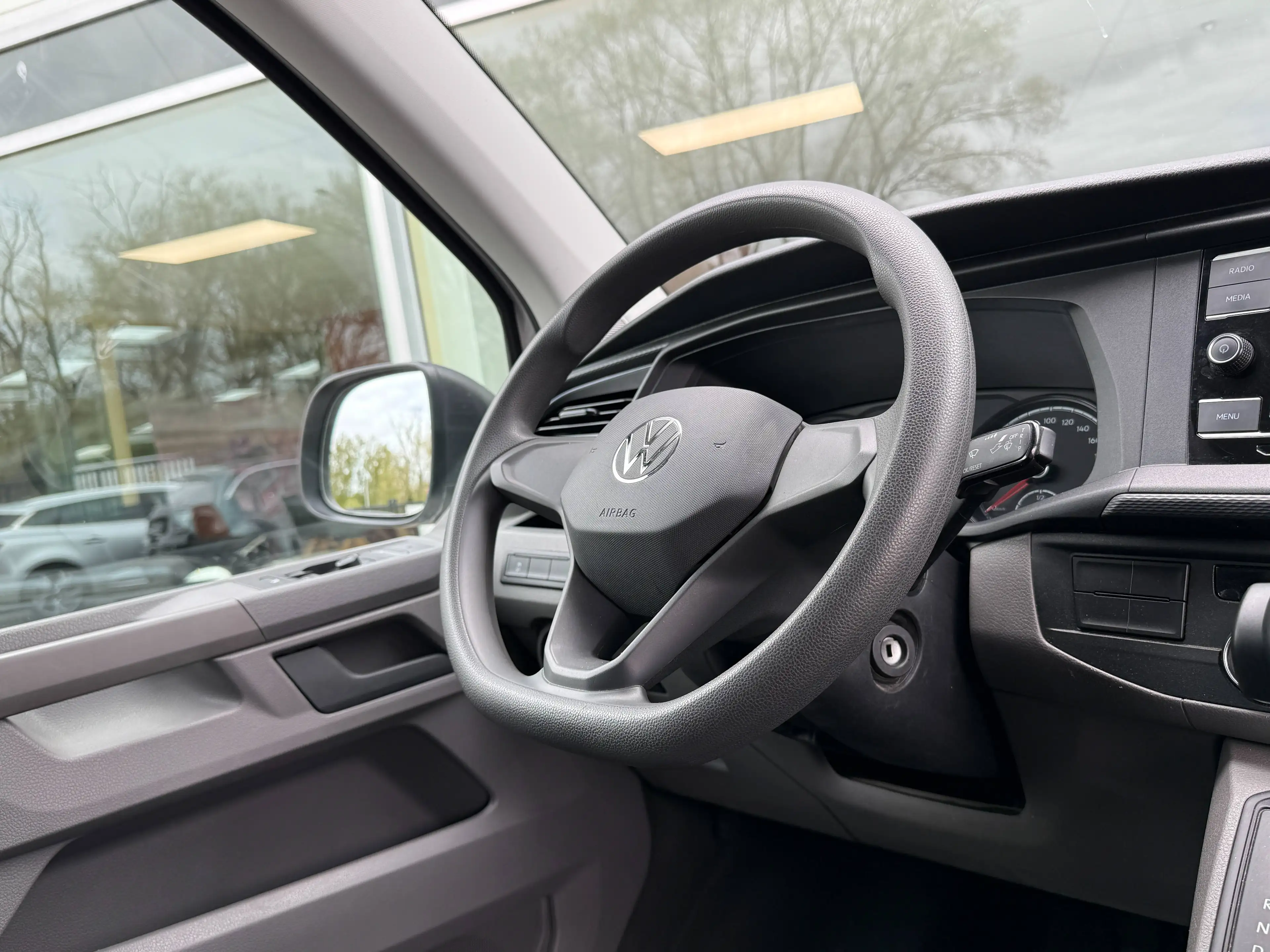 Volkswagen T6.1 Transporter AUTOMAAT / CARPLAY / TREKHAAK / AIRCO / SENSOREN / — photo 19