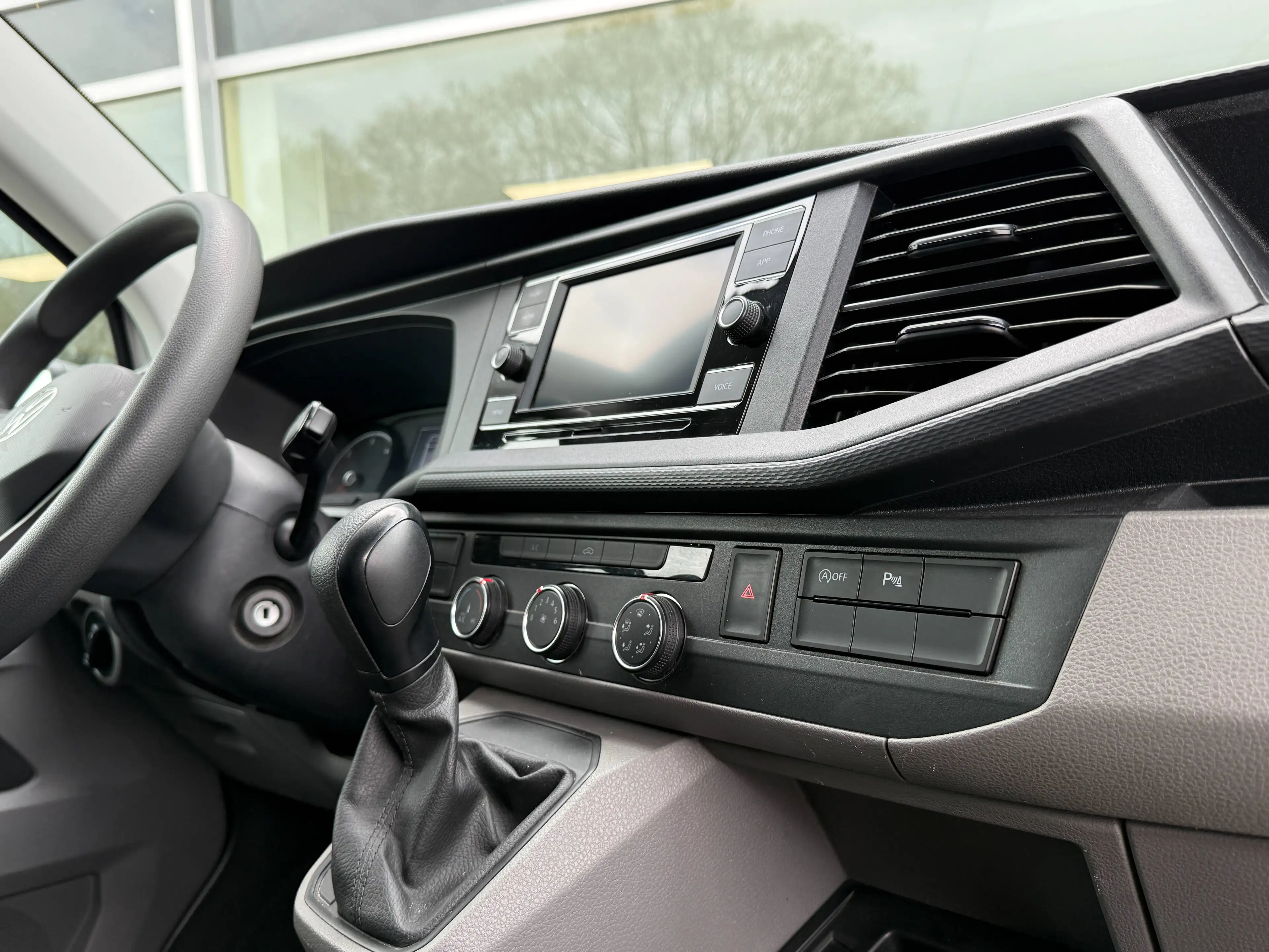 Volkswagen T6.1 Transporter AUTOMAAT / CARPLAY / TREKHAAK / AIRCO / SENSOREN / — photo 20