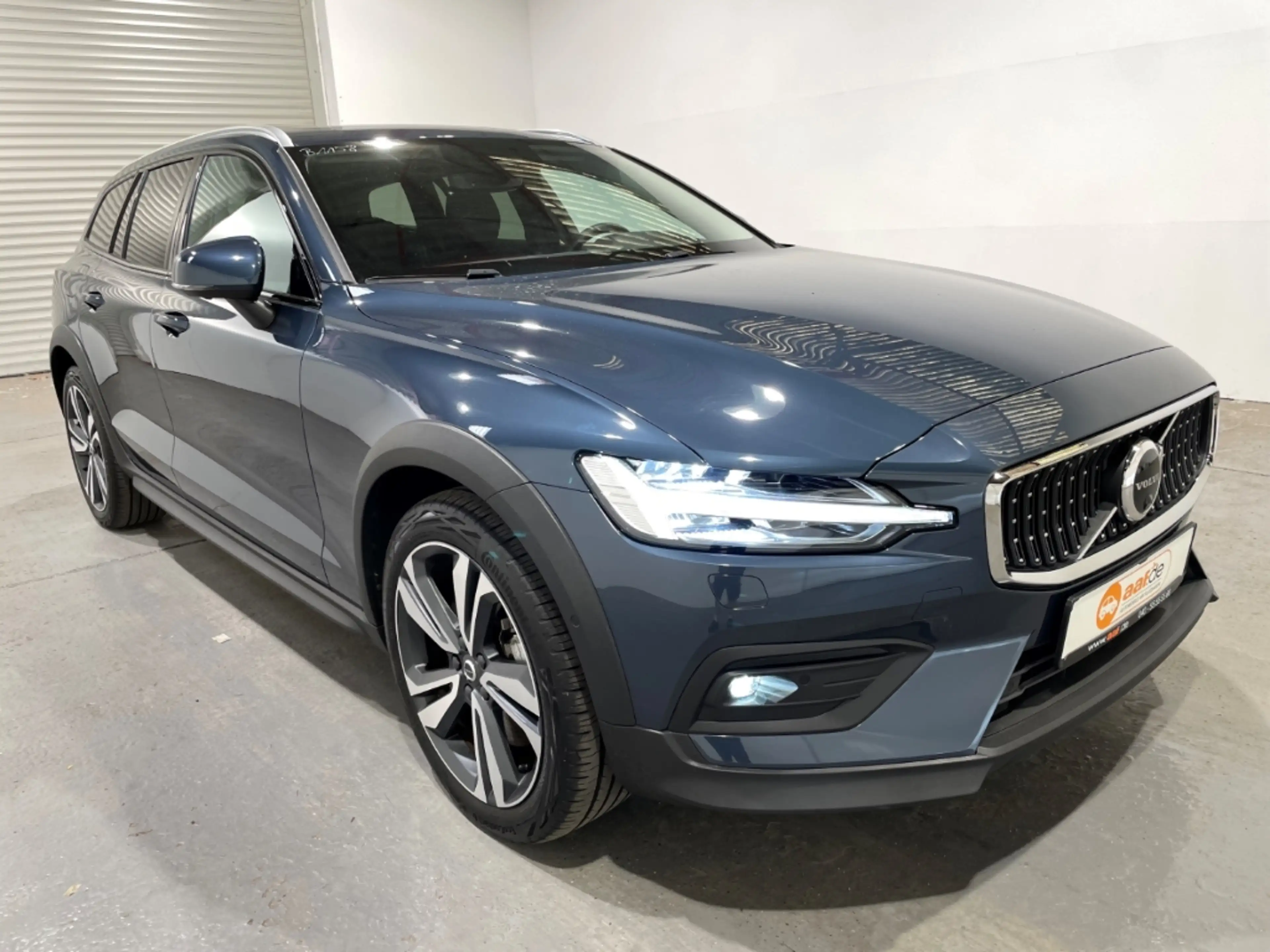 Volvo V60 Cross Country Plus AWD Automatik Leder LED ACC Navi Pano — photo 4