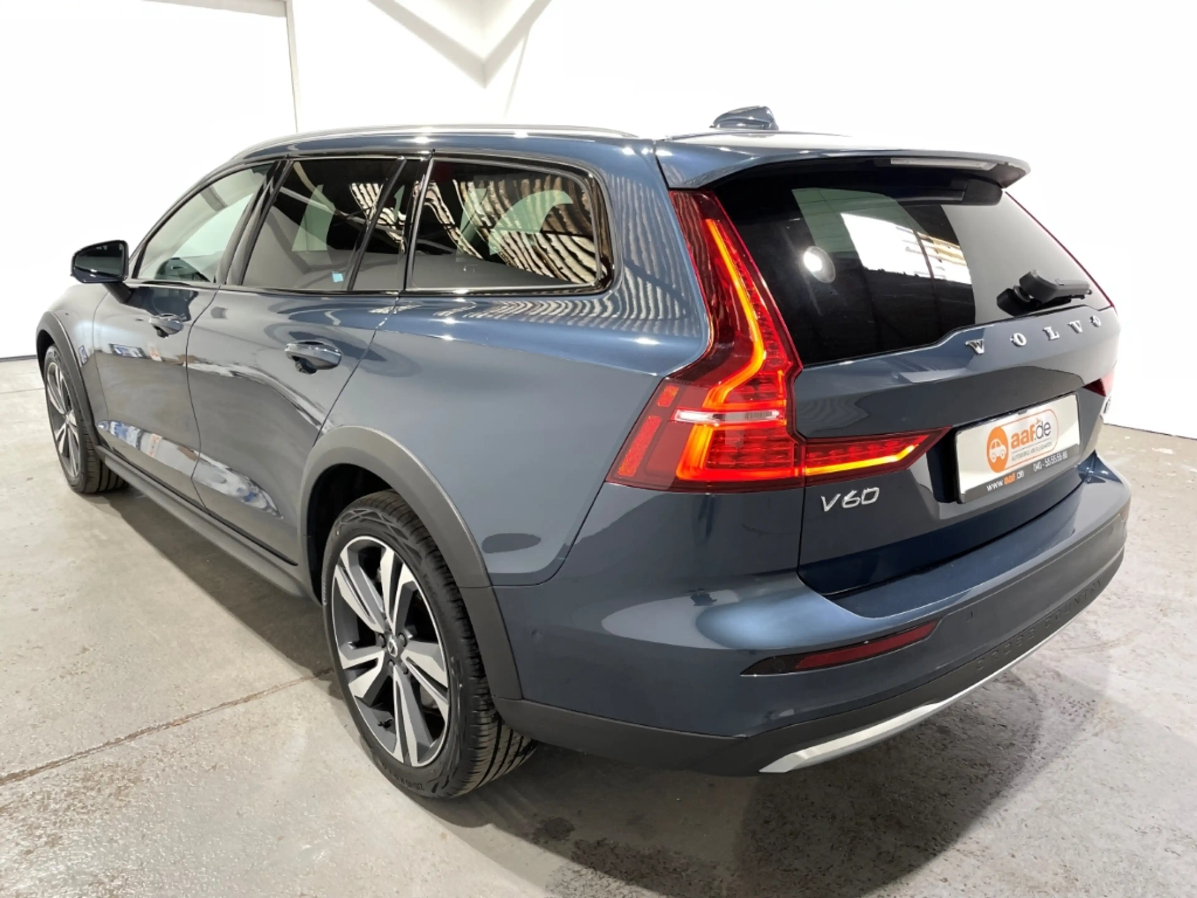 Volvo V60 Cross Country Plus AWD Automatik Leder LED ACC Navi Pano — photo 2