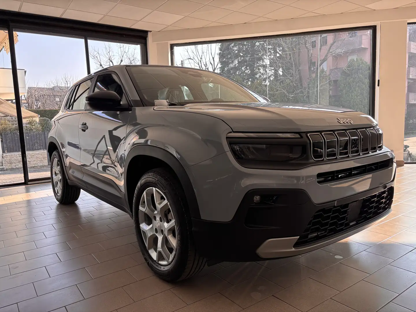 Jeep Avenger 1.2 turbo e-hybrid mhev Altitude fwd 110cv edct6 Grau - 2
