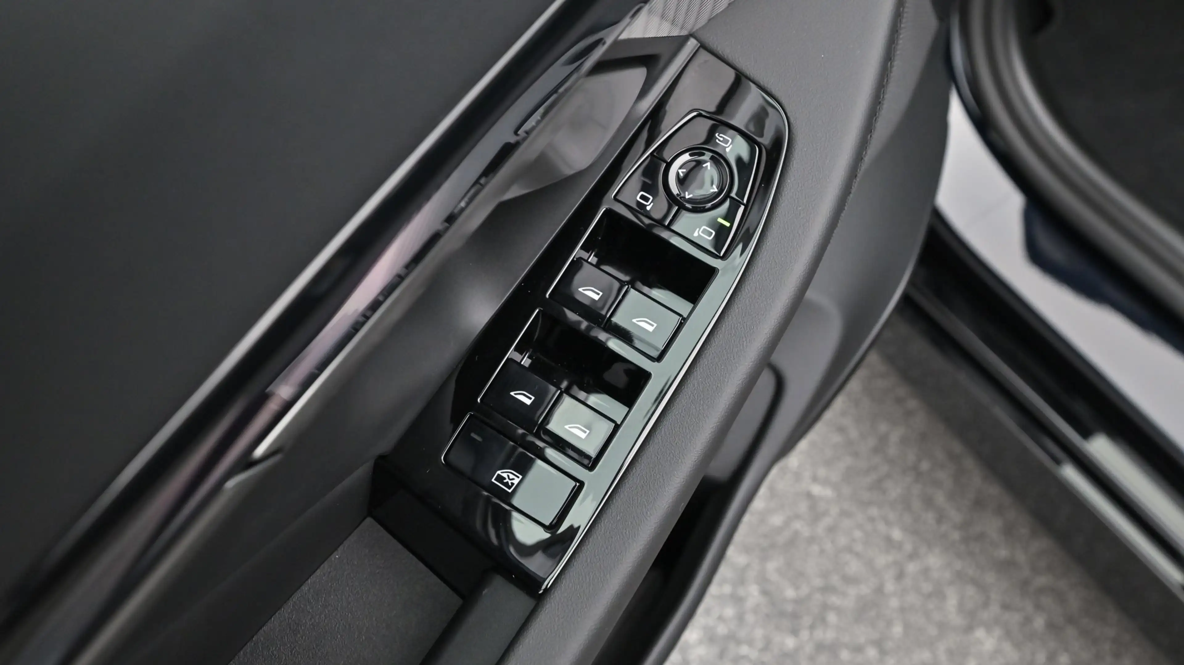 BMW i5 xDrive40 — photo 12