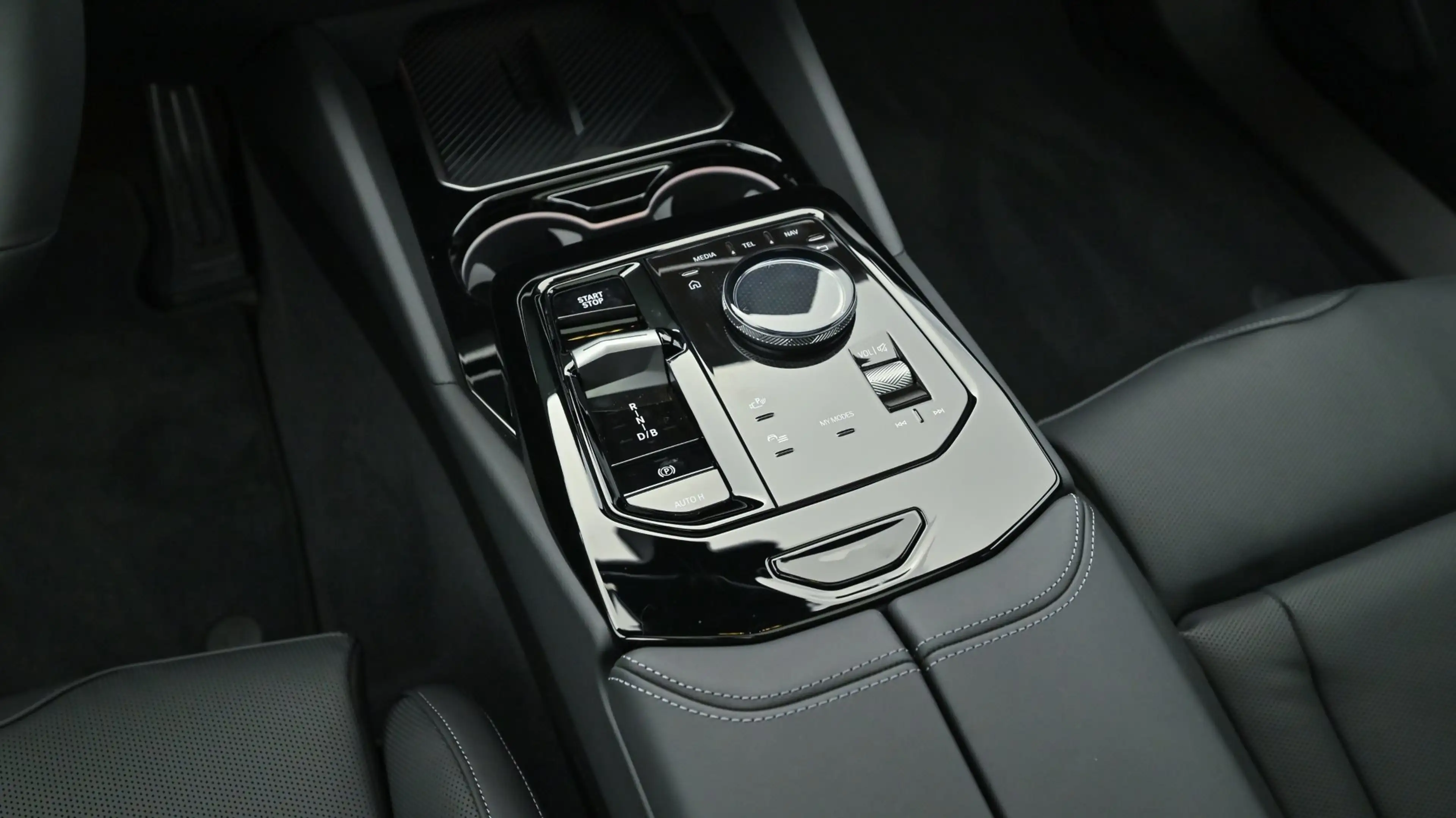 BMW i5 xDrive40 — photo 11