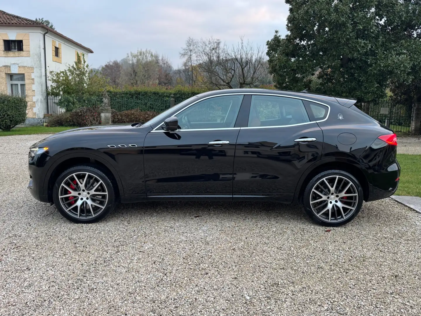 Maserati Levante Levante V6 430 CV AWD S Schwarz - 2