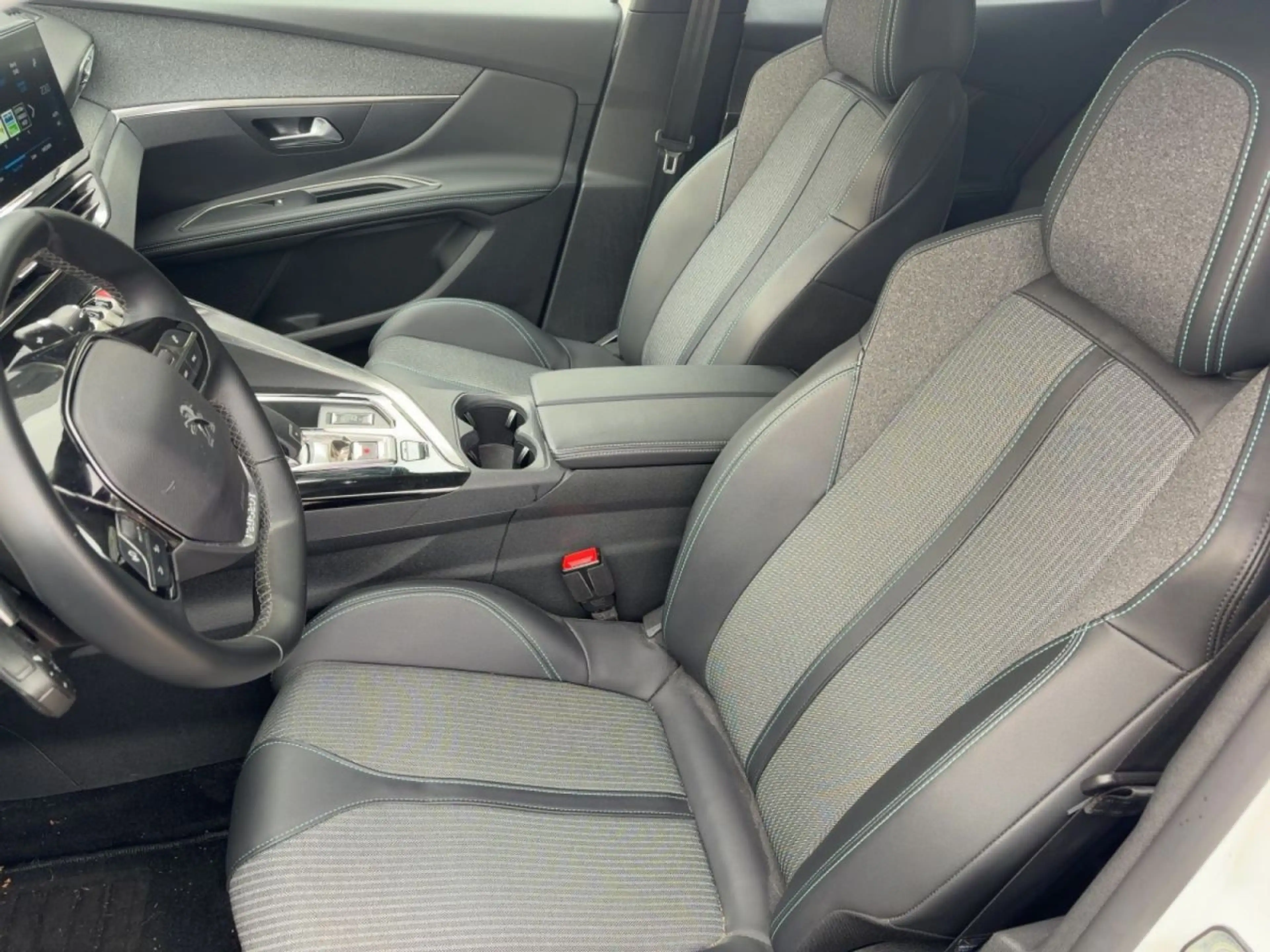 Peugeot 3008 Allure Pack BlueHDi 130 EAT8 — photo 9