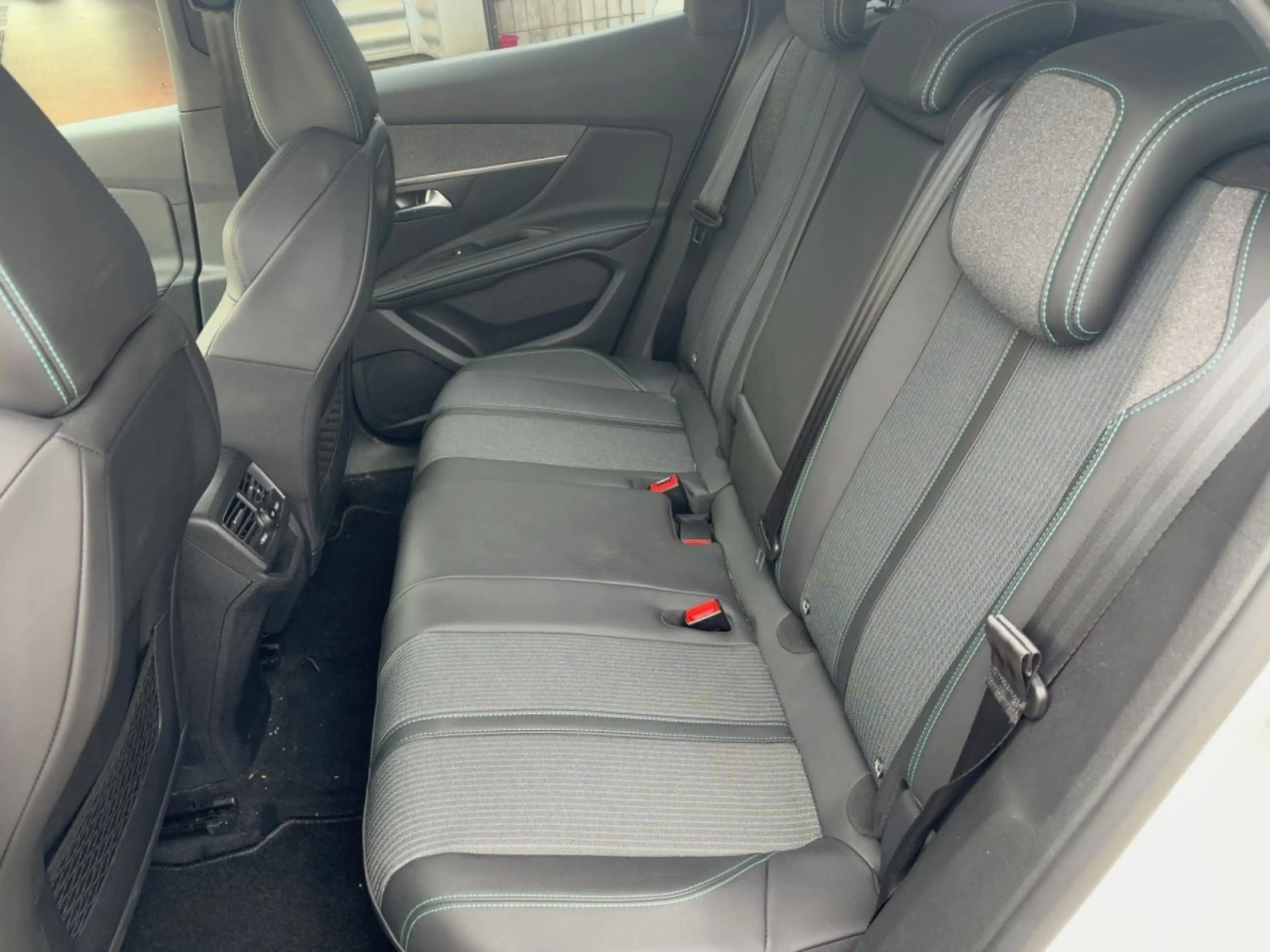 Peugeot 3008 Allure Pack BlueHDi 130 EAT8 — photo 10