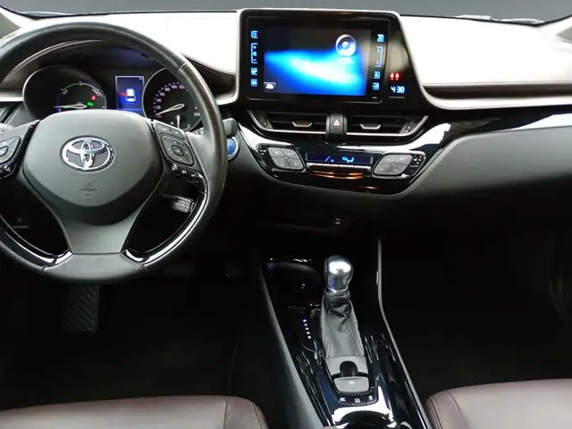 Toyota C-HR view 11