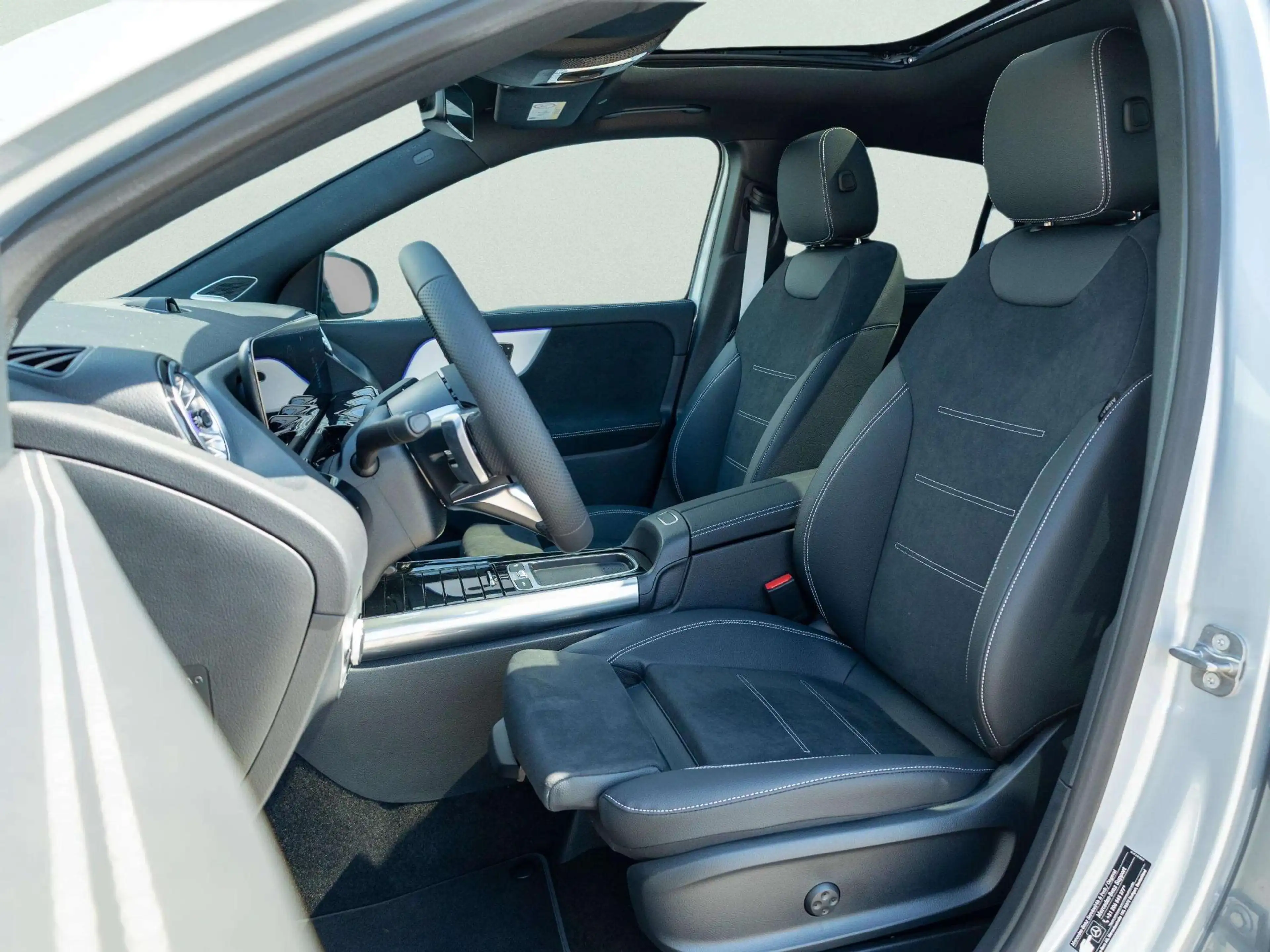 Mercedes-Benz GLA 250 e 140 Years Edition Premium PLUS | Panorama dak — photo 9